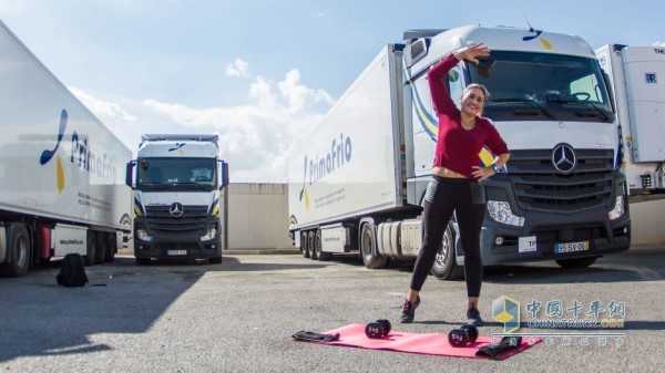 奔驰卡车女司机Cristiane在空地上健身